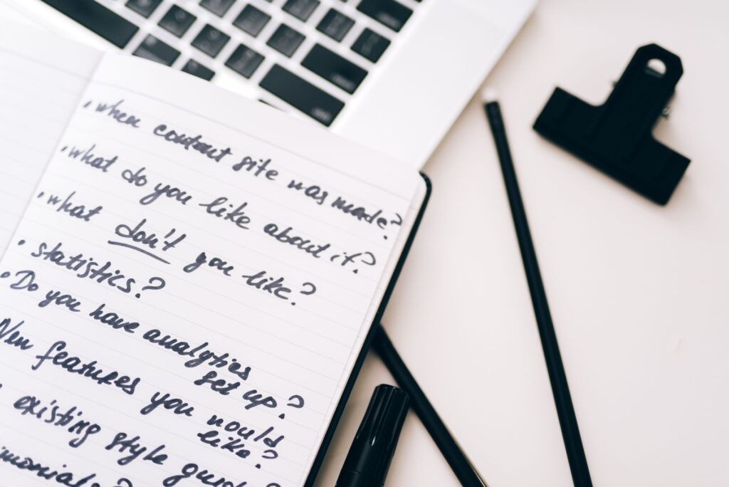 Créer le contenu d’un site avec ChatGPT et Midjourney (2026) — photo Leeloo The First / Pexels