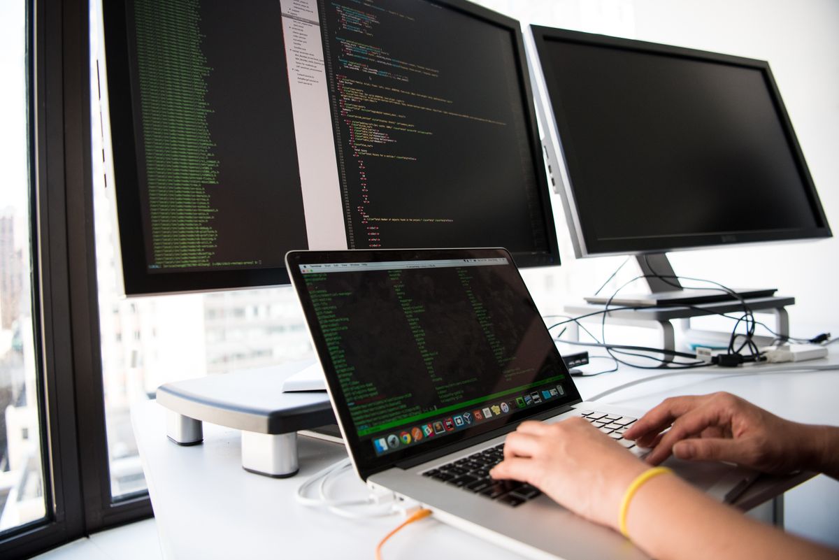 Équipe technique en infogérance de serveurs
