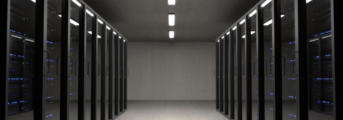 Baies de serveurs en datacenter — hébergement web