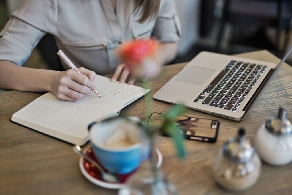 Prise de notes a cote d un MacBook