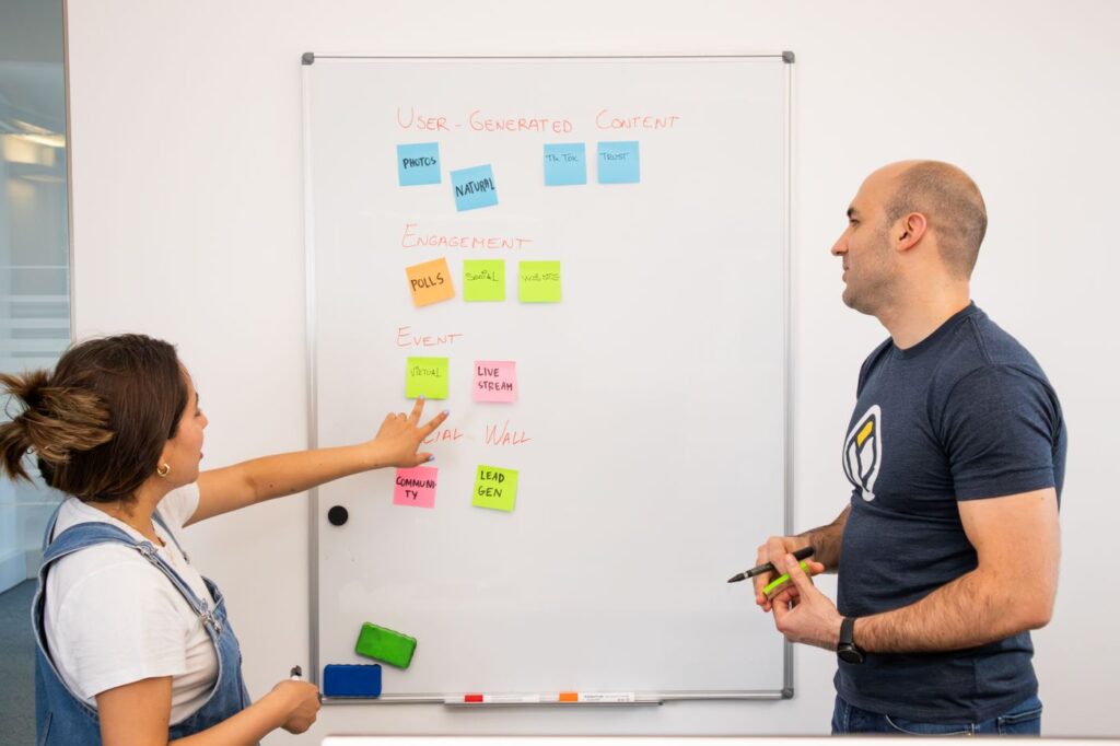 Equipe planifiant un workflow au tableau