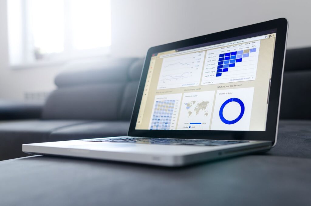 Laptop avec courbes analytics